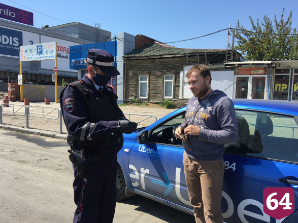 Автоинспекторы Саратова вручали водителям автобусов маски
