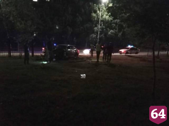 В Саратове водитель иномарки снес забор парка и сбежал