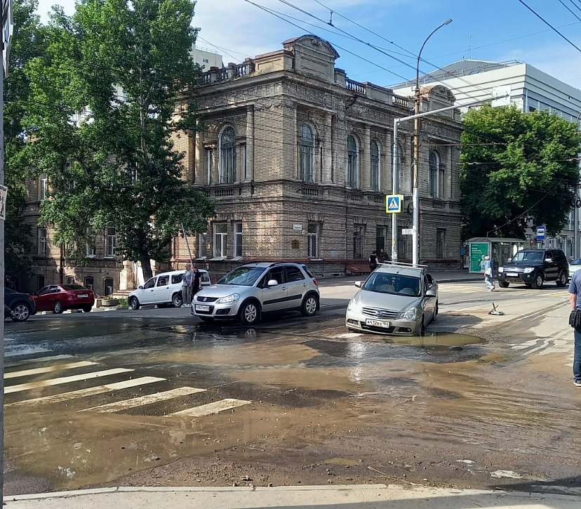 В центре Саратове иномарка провалилась в дорожную яму