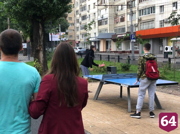 Жители Саратова после дождя вышли гулять без масок