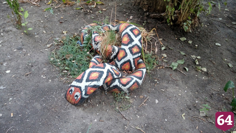 Жителей восхитили фигуры из покрышек во дворе Саратова 