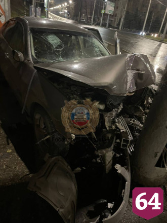 Водитель разбил Infiniti о столб и попал с пассажиром в больницу 