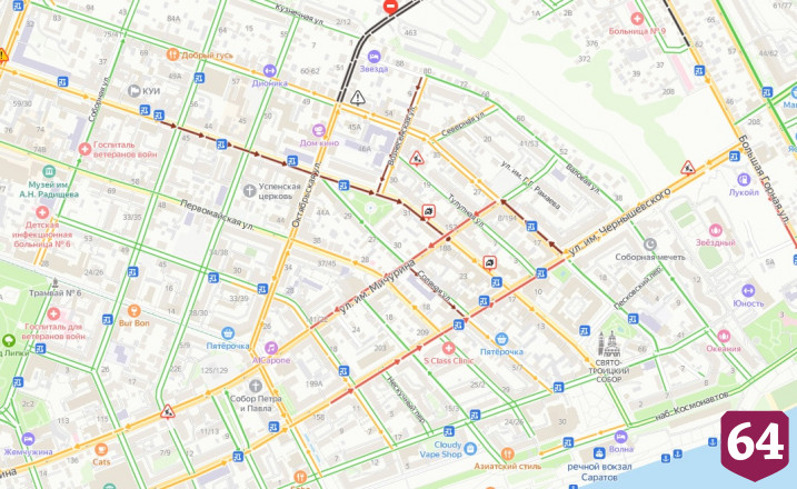 В центре Саратова столкновение иномарки и троллейбуса парализовало движение