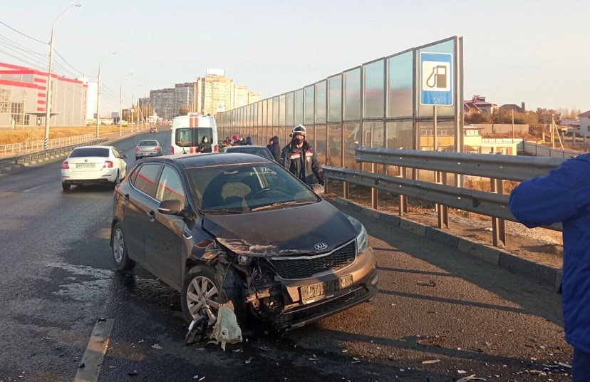 Автоледи протаранила отбойник на скользком мосту и попала в больницу