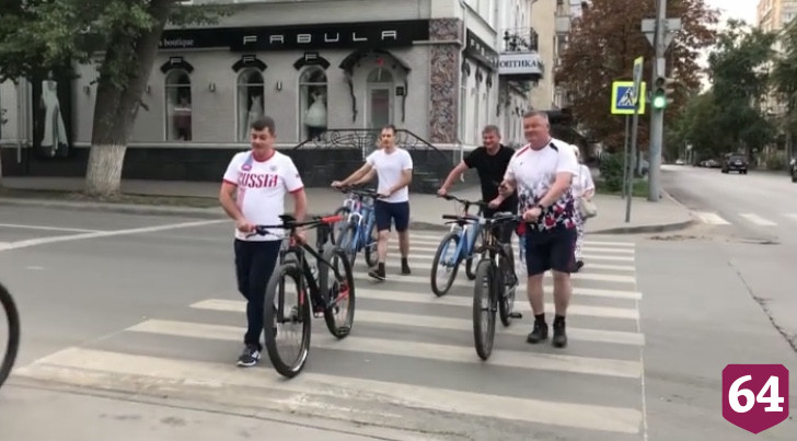 Глава Саратова на велосипеде проверил ремонт тротуаров