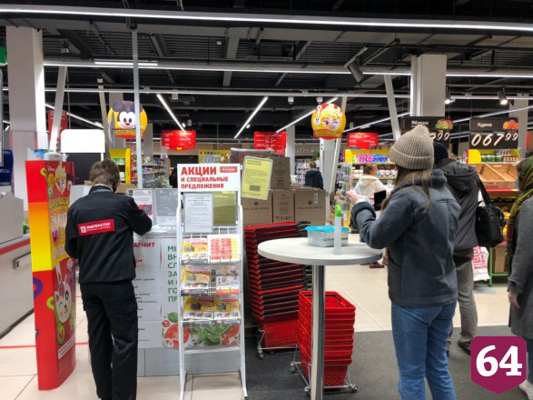 Жители Саратова стали ходить за продуктами в масках