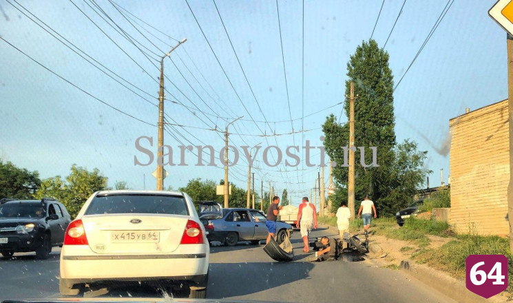 Байкер получил перелом ноги в ДТП с иномаркой