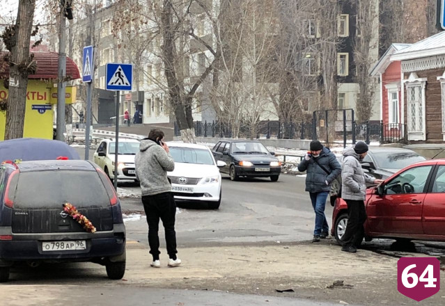 Две легковушки не поделили дорогу у саратовской больницы