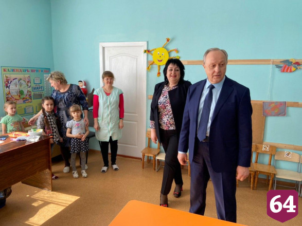 Радаев раскритиковал министра за допотопную мебель в детском саду 