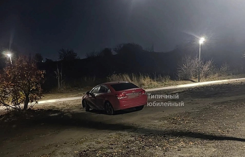 Саратовцев возмутила парковка автомобиля посреди парка Свободы