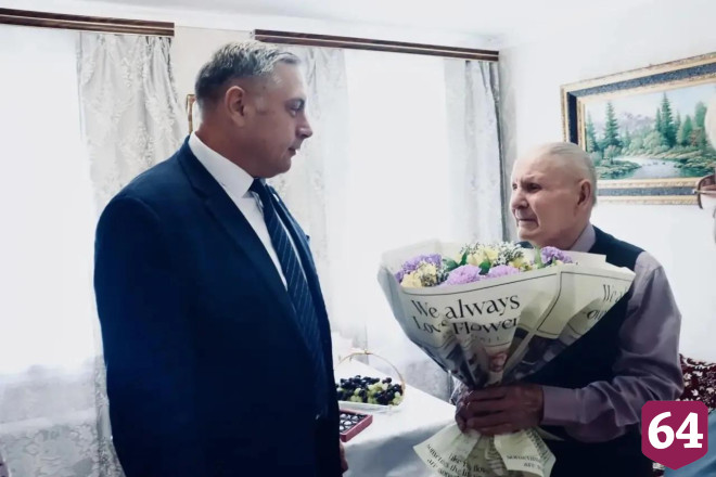 Долгожитель из Саратовской области в 104 года играет на гармошке 