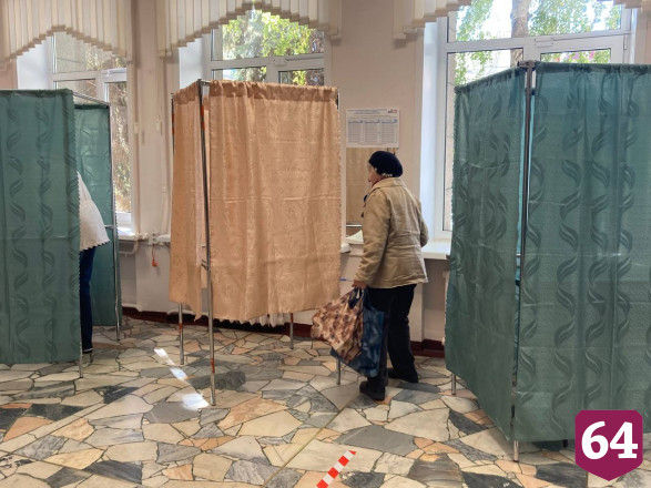 Жители Саратова приходят на выборы семьями