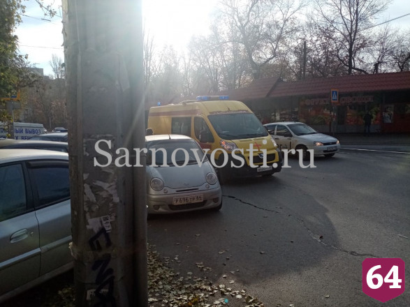 В Саратове водитель прижал пенсионерку к легковушке