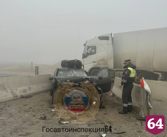 В Саратове водитель «Лады» разбился о бетонные блоки 