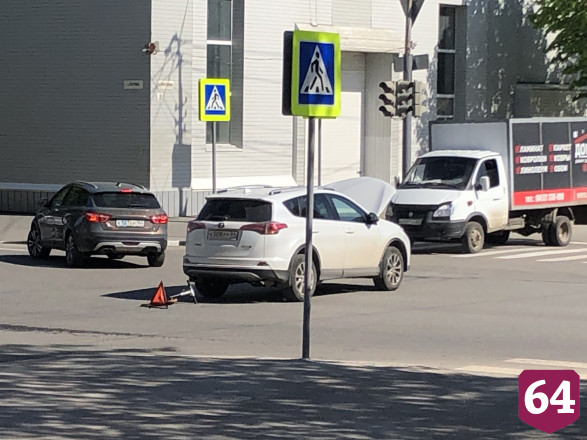 Иномарки не поделили перекресток в центре Саратова