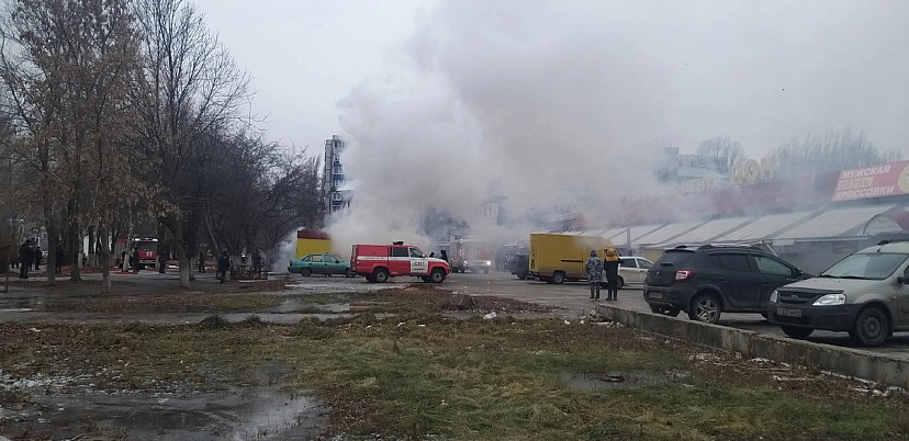 Пожар уничтожил шашлычную в парке под Саратовом