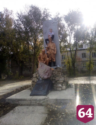 Саратовский школьник устроил фотосессию на памятнике над братской могилой