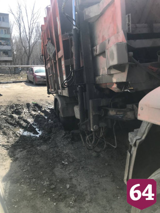 В Саратове мусоровоз увяз в грязи 