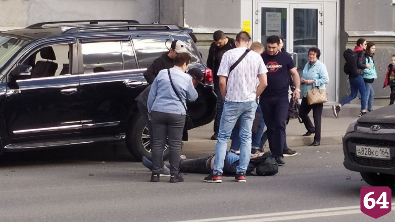 В центре Саратова мужчину задавил внедорожник