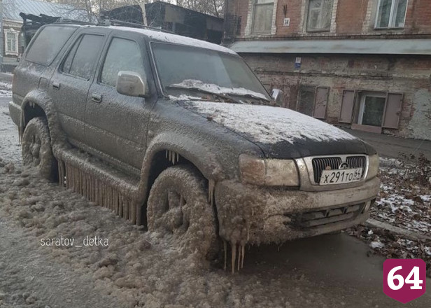 В Саратове автомобили превратились в ледяные глыбы из-за коммунальной аварии