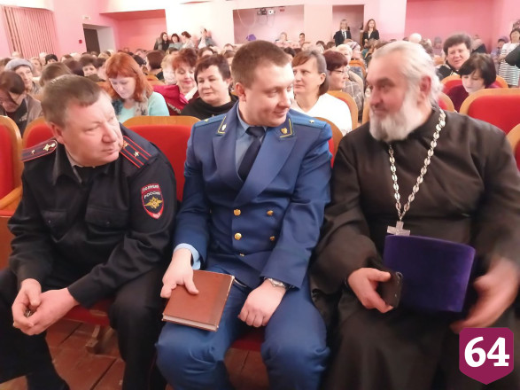 Саратовских чиновников призвали отремонтировать крышу учительнице