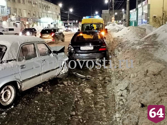 В Саратове водитель «Волги» протаранил припаркованный «Мерседес» 