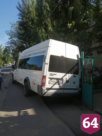 В Саратове микроавтобус протаранил забор детсада