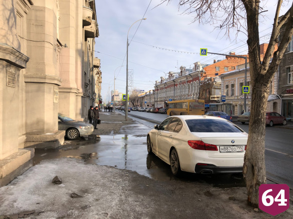 В центре Саратова автохамы массово паркуются на тротуаре