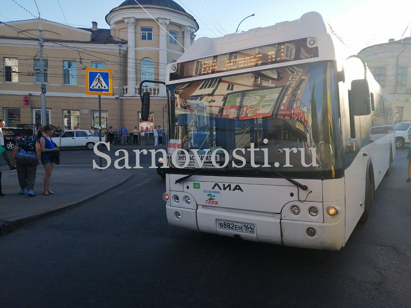 В Саратове водитель автобуса отвлекся на телефон и задавил пенсионерку