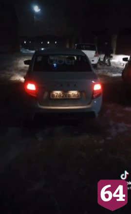 Саратовский таксист приехал за клиентами с человеком в багажнике