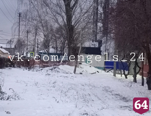 В Энгельсе закрыли тротуар на пути к школе для слабослышащих
