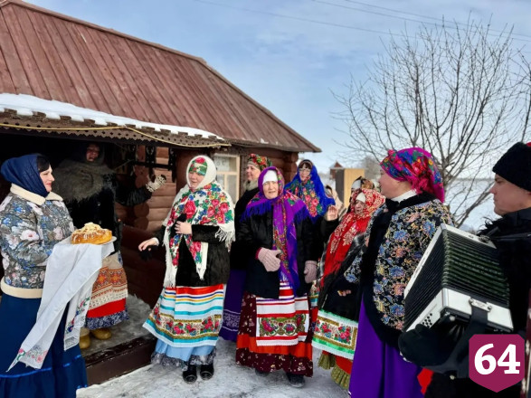 Саратовцы варили кашу и пели под гармонь около единственной деревянной мельницы
