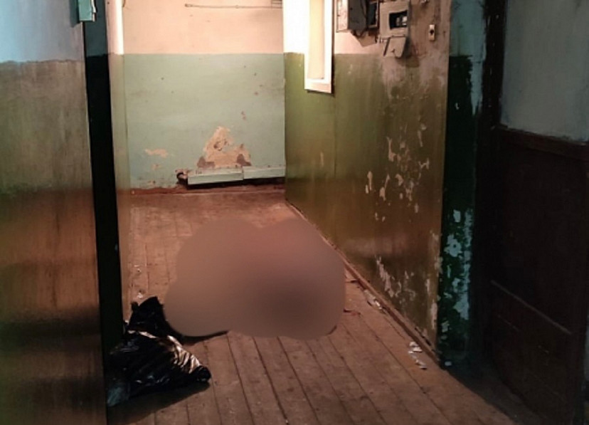 В коридоре коммуналки нашли труп мужчины в синяках и ссадинах 