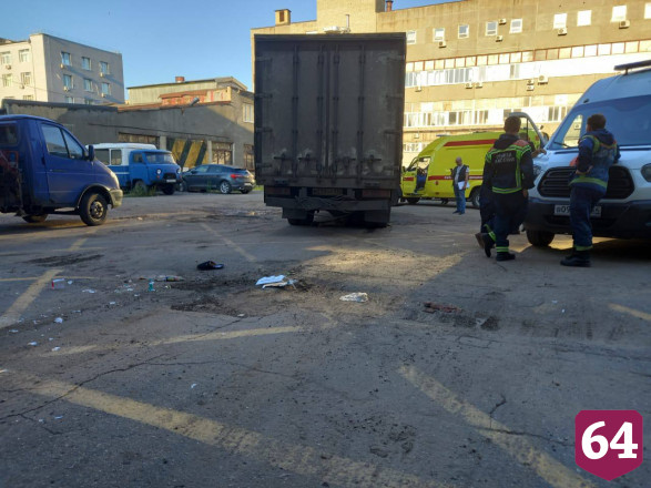 В Саратове грузовик сбил насмерть водителя