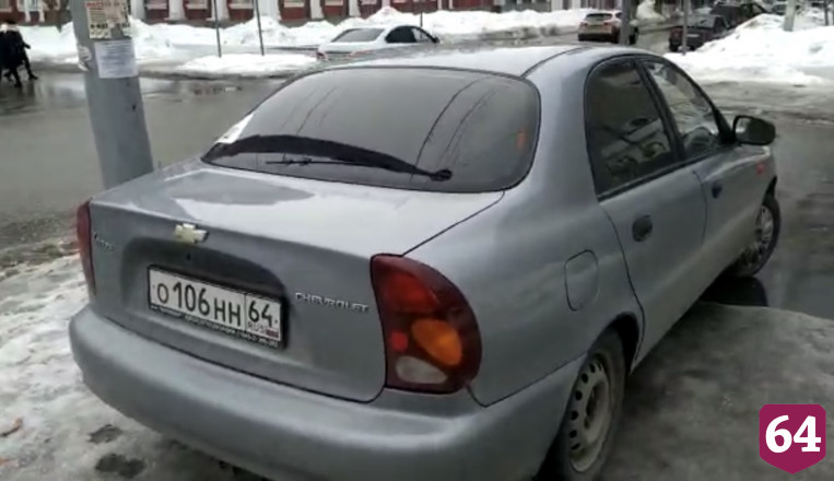 В Саратове автохамы массово заполонили тротуар