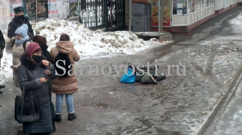 На остановке в центре Саратова умер мужчина
