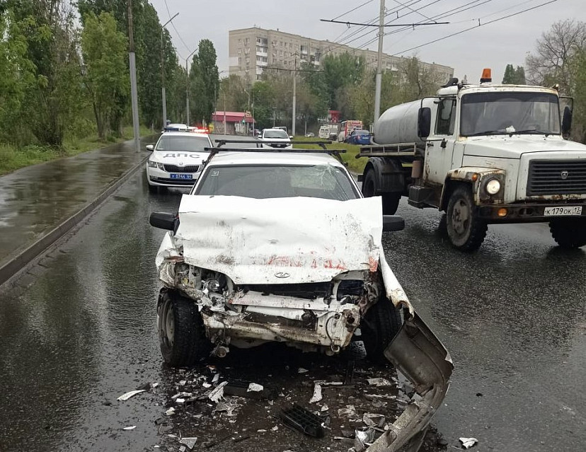 В Саратове водитель легковушки пострадал в ДТП с автобусом № 6