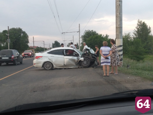 Иномарка превратилась в груду металла в ДТП со столбом