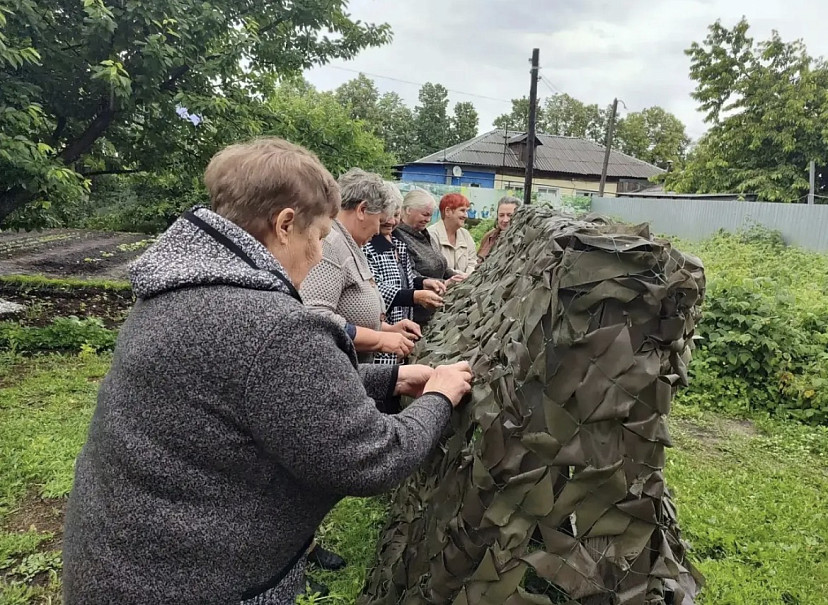 Саратовские волонтеры плетут маскировочные сети на СВО из современных материалов