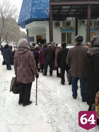 Саратовцев возмутили очереди на улице к энергетикам в пандемию