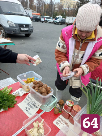 На ярмарке в Саратове продавали оружие и ежей 