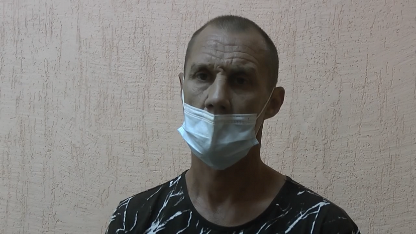 Грабитель сорвал с женщины золотую цепочку на остановке в центре Саратова