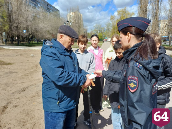 Юные инспекторы движения дарили саратовцам георгиевские ленточки