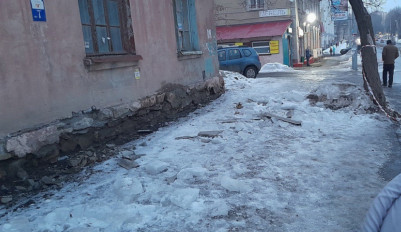«Регион 64» помог обезопасить дорогу около аварийного дома