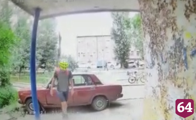 В центре Саратова велосипедист заплевал машину автохама
