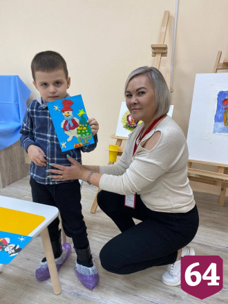 Под Саратовом дети и пенсионеры рисуют на воде и лепят кукол 