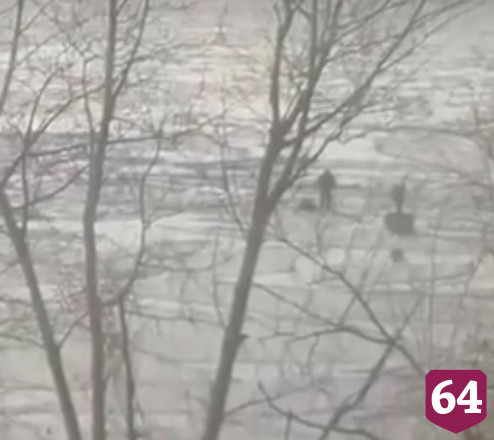 Рыбаки на Волге провалились под лед и спасли улов