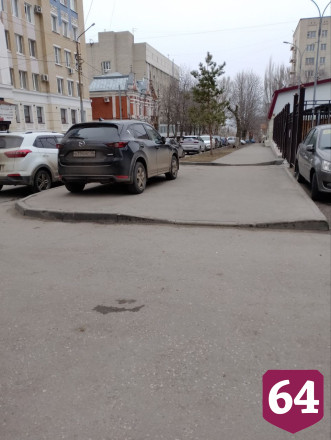 В Саратове автохам бросил «Мазду» на тротуаре возле детского сада