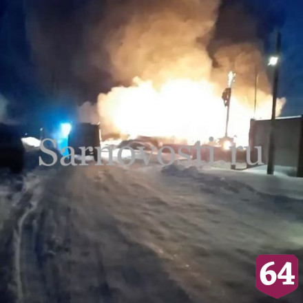 Под Саратовом полыхали дом на 3 семьи и мастерская
