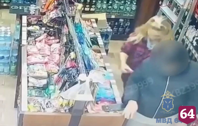 В Саратове женщина похитила телефон в алкомаркете и попала на видео